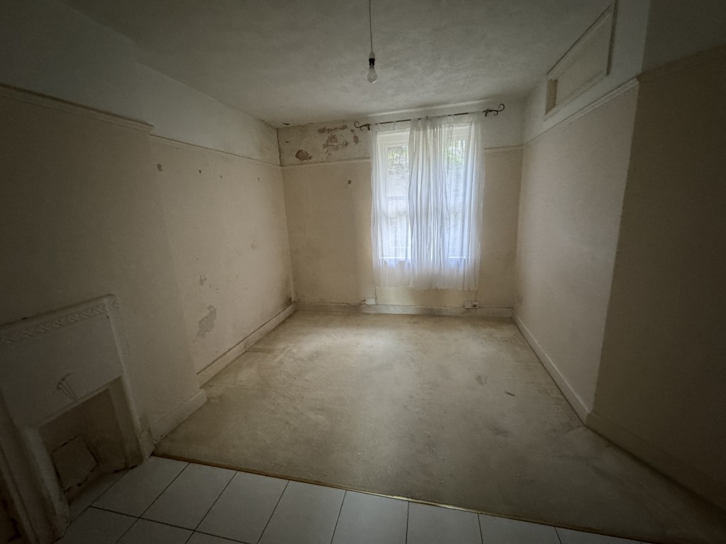 Lot: 37 - MID-TERRACE PROPERTY COMPRISING THREE-BEDROOM MAISONETTE AND GARDEN FLAT FOR IMPROVEMENT AND REPAIR - 52A Meadfoot Lane bed one